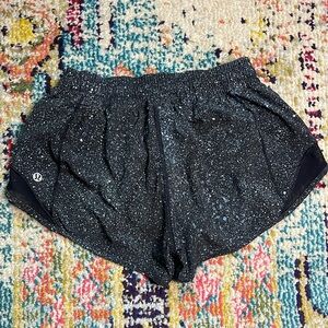 Lululemon Hotty Hot low rise shorts size 4 🪐🪐🪐